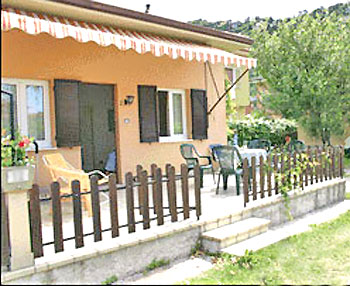 Terrasse mit Gartenmbeln 